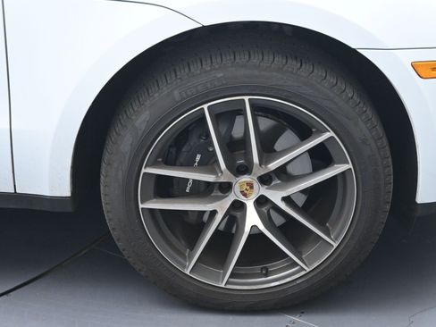 Certified 2025 Porsche Macan image 12