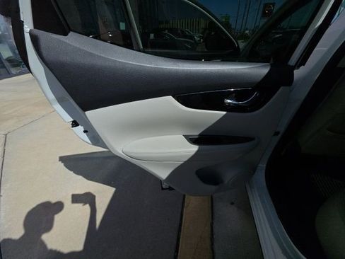 Used 2022 Nissan Rogue Sport SL w/ Premium Package image 23