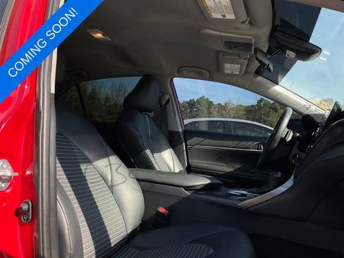 Used 2022 Toyota Camry SE image 5
