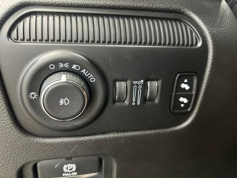 Used 2023 Jeep Wagoneer Series III w/ Premium Group I AWD/4WD image 16