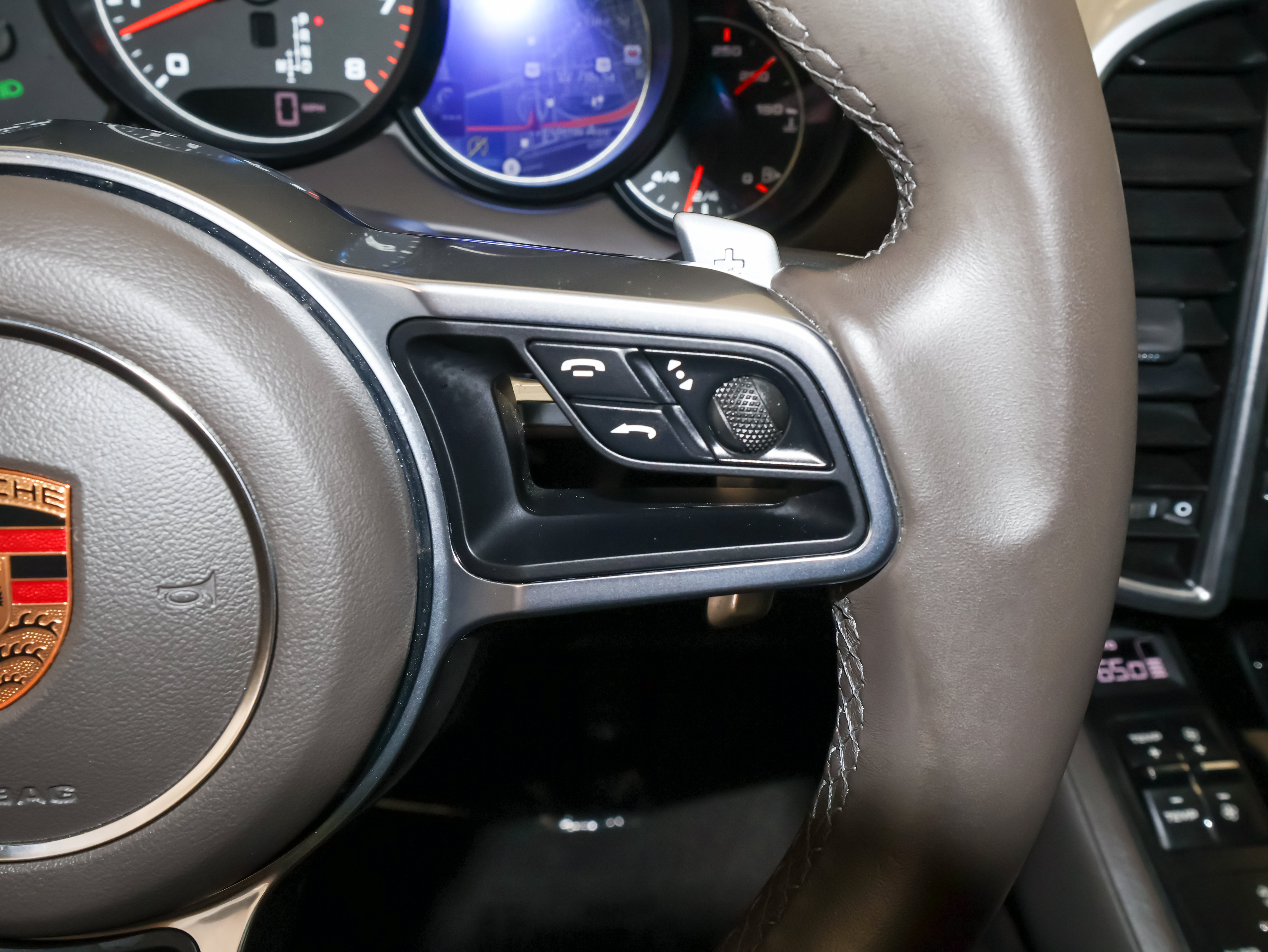 Used 2018 Porsche Cayenne Platinum Edition AWD/4WD image 38
