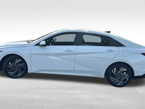 Used 2025 Hyundai Elantra SEL image 4