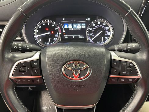 Used 2022 Toyota Highlander XLE image 18