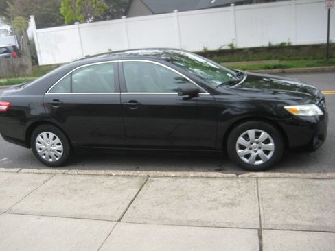 Used 2011 Toyota Camry LE image 8