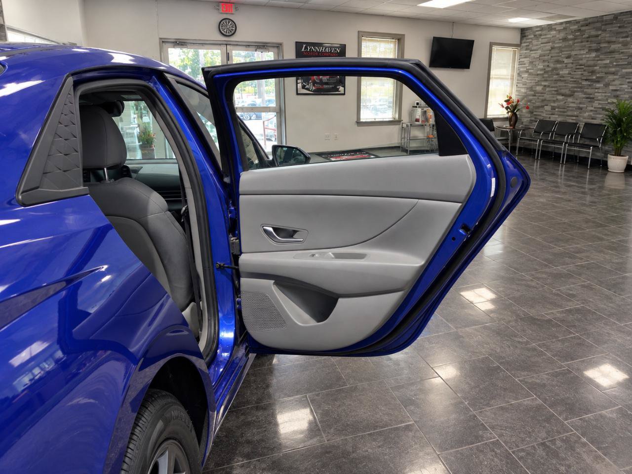Used 2024 Hyundai Elantra SE FWD image 19