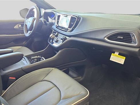Used 2026 Chrysler Pacifica Limited image 13