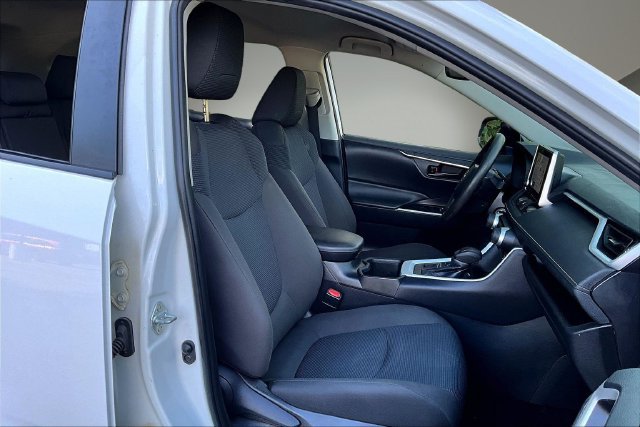 Used 2024 Toyota RAV4 LE AWD/4WD image 30