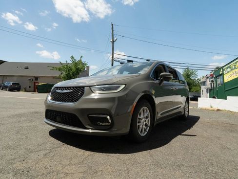 Used 2023 Chrysler Pacifica Touring-L FWD image 7