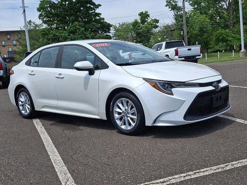 Certified 2021 Toyota Corolla LE w/ LE Convenience Package FWD image 1