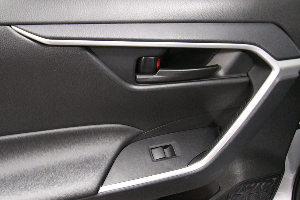 Certified 2025 Toyota RAV4 LE FWD image 21