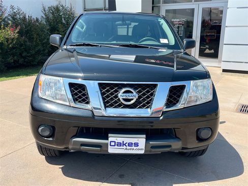 Used 2020 Nissan Frontier SV image 2
