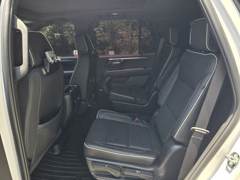 Used 2025 Chevrolet Tahoe Premier AWD/4WD image 12