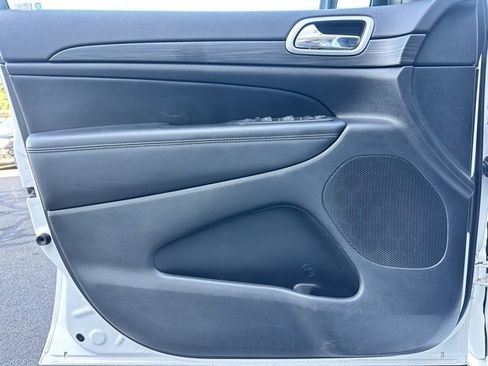 Used 2022 Jeep Grand Cherokee Laredo X image 9