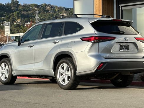 Used 2023 Toyota Highlander L image 6
