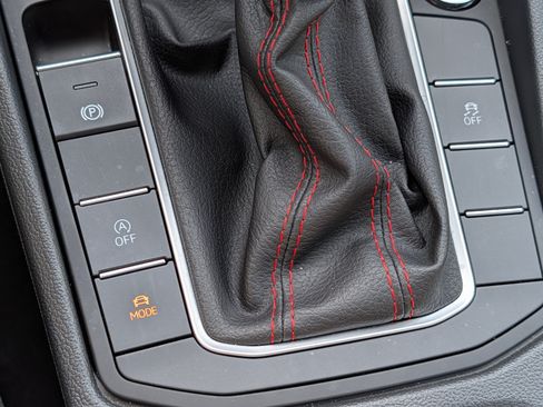 Used 2025 Volkswagen Jetta GLI Autobahn FWD image 32