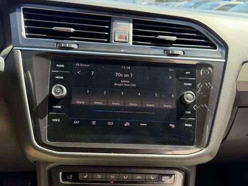 Used 2018 Volkswagen Tiguan SE AWD/4WD image 23