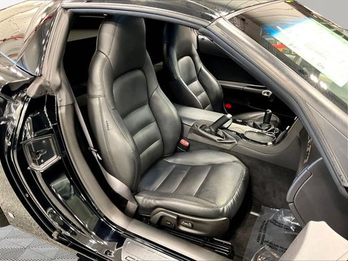Used 2007 Chevrolet Corvette Coupe w/ Performance Package RWD image 22