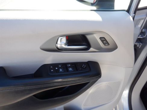 Used 2023 Chrysler Pacifica Touring-L image 19