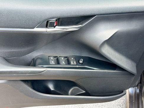 Used 2020 Toyota Camry SE FWD image 19