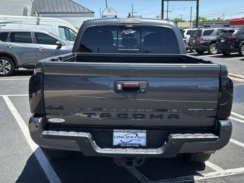 Used 2017 Toyota Tacoma TRD Off-Road w/ Premium & Technology Package AWD/4WD image 4