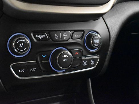Used 2015 Jeep Cherokee Latitude w/ Cold Weather Group AWD/4WD image 20