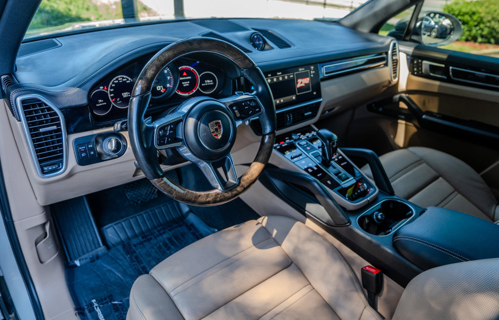 Used 2023 Porsche Cayenne w/ Premium Package AWD/4WD image 4