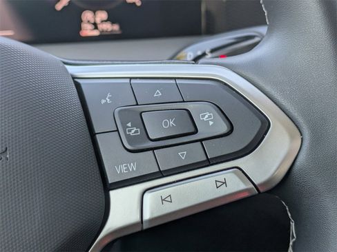 Certified 2025 Volkswagen Tiguan SE image 33