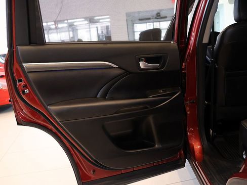 Used 2018 Toyota Highlander SE w/ Protection Package #3 image 38