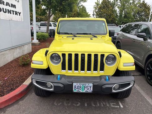 Used 2023 Jeep Wrangler Unlimited Sahara w/ Cold Weather Group AWD/4WD image 2