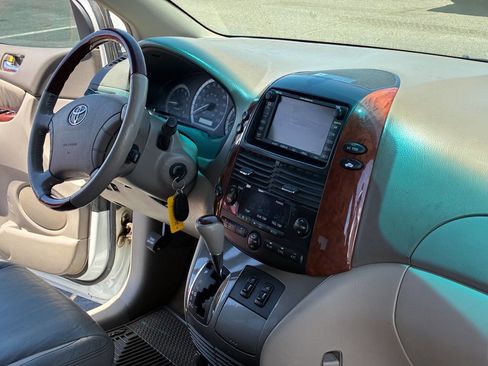 Used 2005 Toyota Sienna XLE Limited AWD/4WD image 30