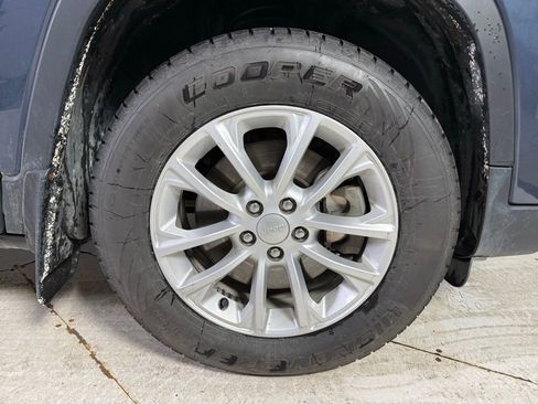 Used 2019 Jeep Cherokee Latitude w/ Cold Weather Group image 9