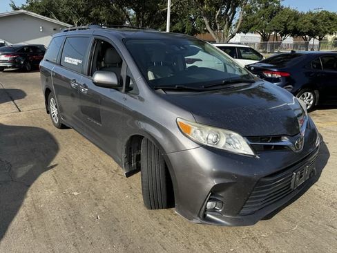 Used 2018 Toyota Sienna XLE Premium FWD image 3