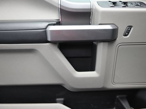 Used 2019 Ford F150 XLT w/ Equipment Group 302A Luxury AWD/4WD image 18
