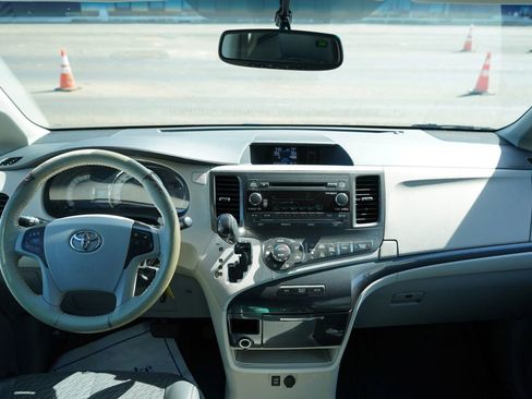 Used 2014 Toyota Sienna SE FWD image 19