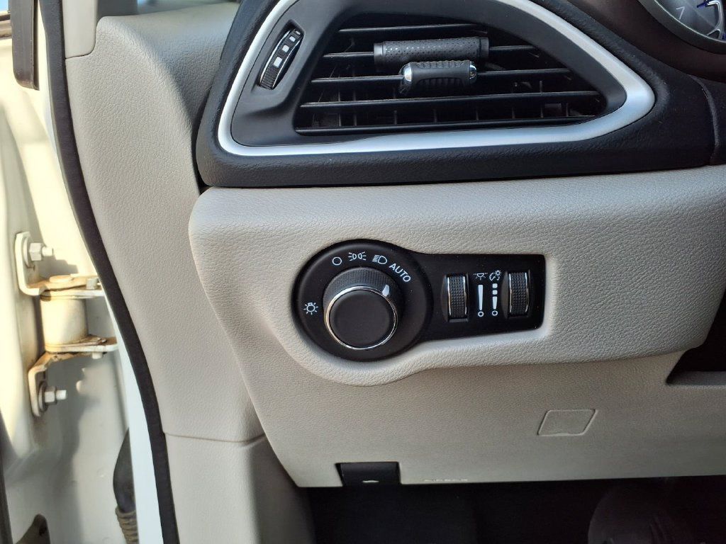 Used 2022 Chrysler Voyager LX FWD image 13