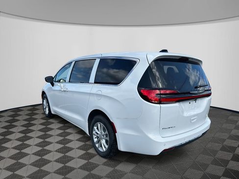 New 2026 Chrysler Pacifica Select image 3
