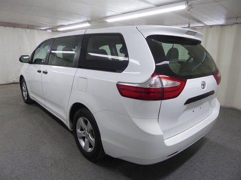 Used 2017 Toyota Sienna L image 5