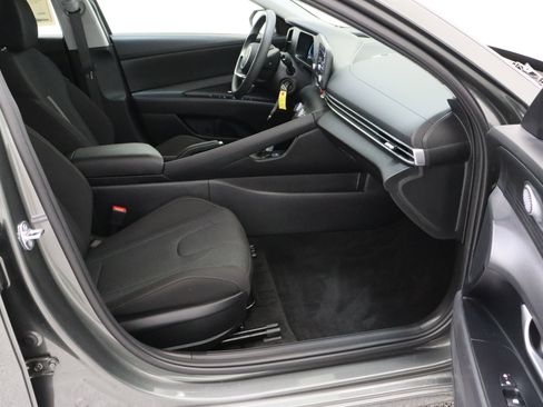 Used 2025 Hyundai Elantra SE image 34