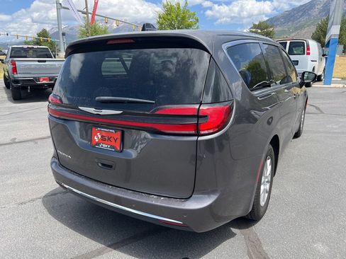 Used 2023 Chrysler Pacifica Touring-L FWD image 9