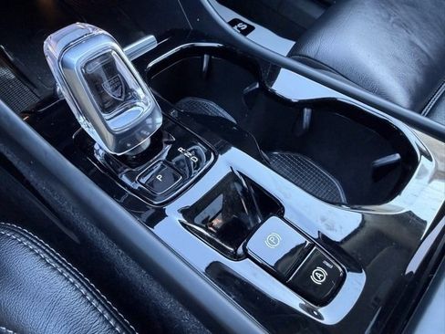 Used 2023 Volvo XC40 B5 Plus image 20