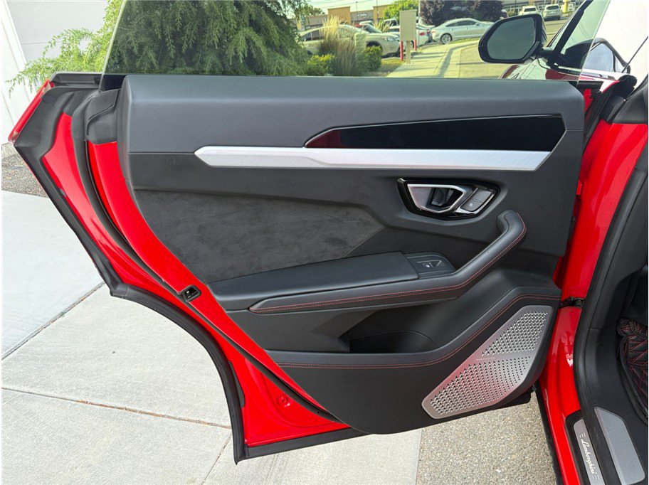 Used 2019 Lamborghini Urus AWD/4WD image 32