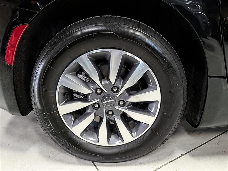 Used 2024 Chrysler Pacifica Limited FWD image 13