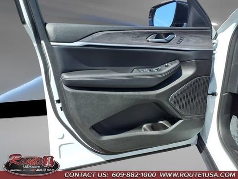 Used 2023 Jeep Grand Cherokee L Limited w/ Black Appearance Package AWD/4WD image 28
