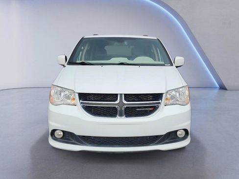 Used 2019 Dodge Grand Caravan SXT FWD image 2
