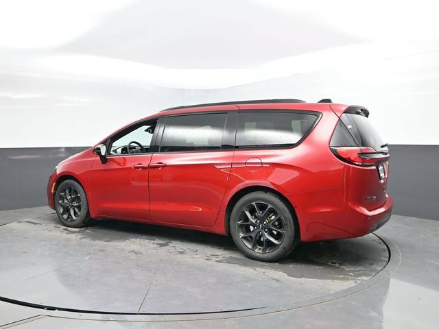 Used 2025 Chrysler Pacifica Limited FWD image 8