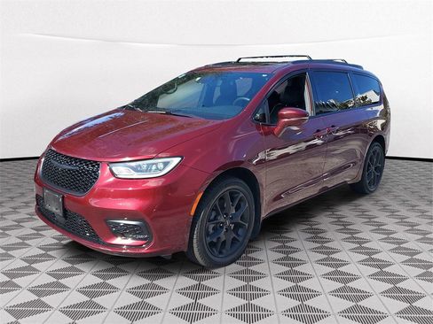 Used 2022 Chrysler Pacifica Limited w/ S Appearance Package image 2