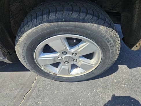 Used 2014 Jeep Compass Latitude w/ Sun/Sound Group FWD image 21