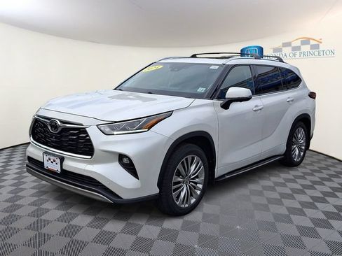 Used 2024 Toyota Highlander Platinum AWD/4WD image 3