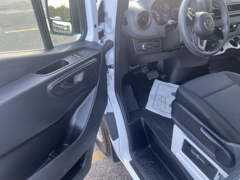 Used 2023 Mercedes-Benz Sprinter 144 Cargo image 12