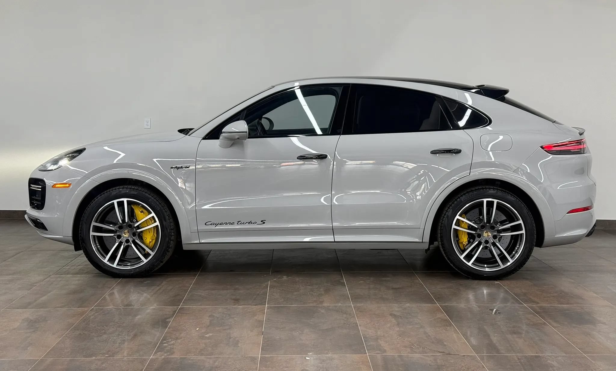 Used 2022 Porsche Cayenne Turbo S w/ Assistance Package AWD/4WD image 2